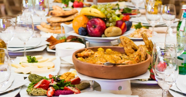 נמאס ממסעדות? הנה הדרך לערב שכולו אוכל, יין וחוויה – בלי לצאת מהבית